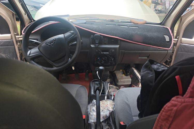 Used Wuling Rongguang 2017 1.2L Extended Basic Version Interior 2