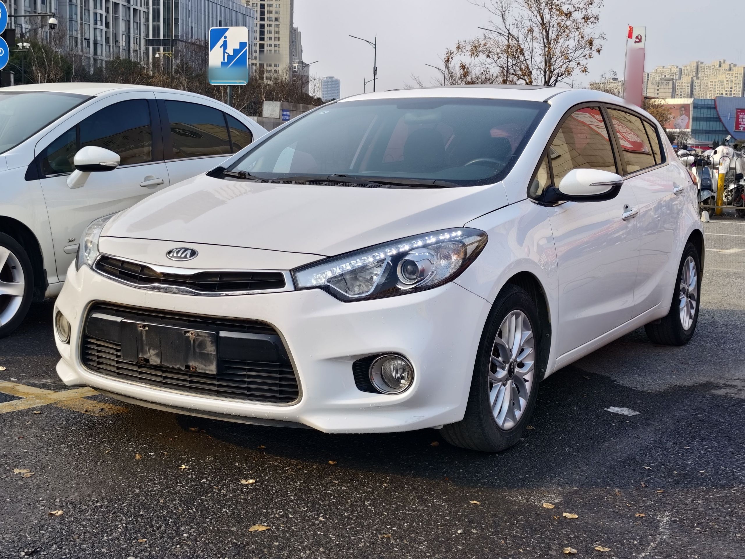 Под передней частью автомобиля