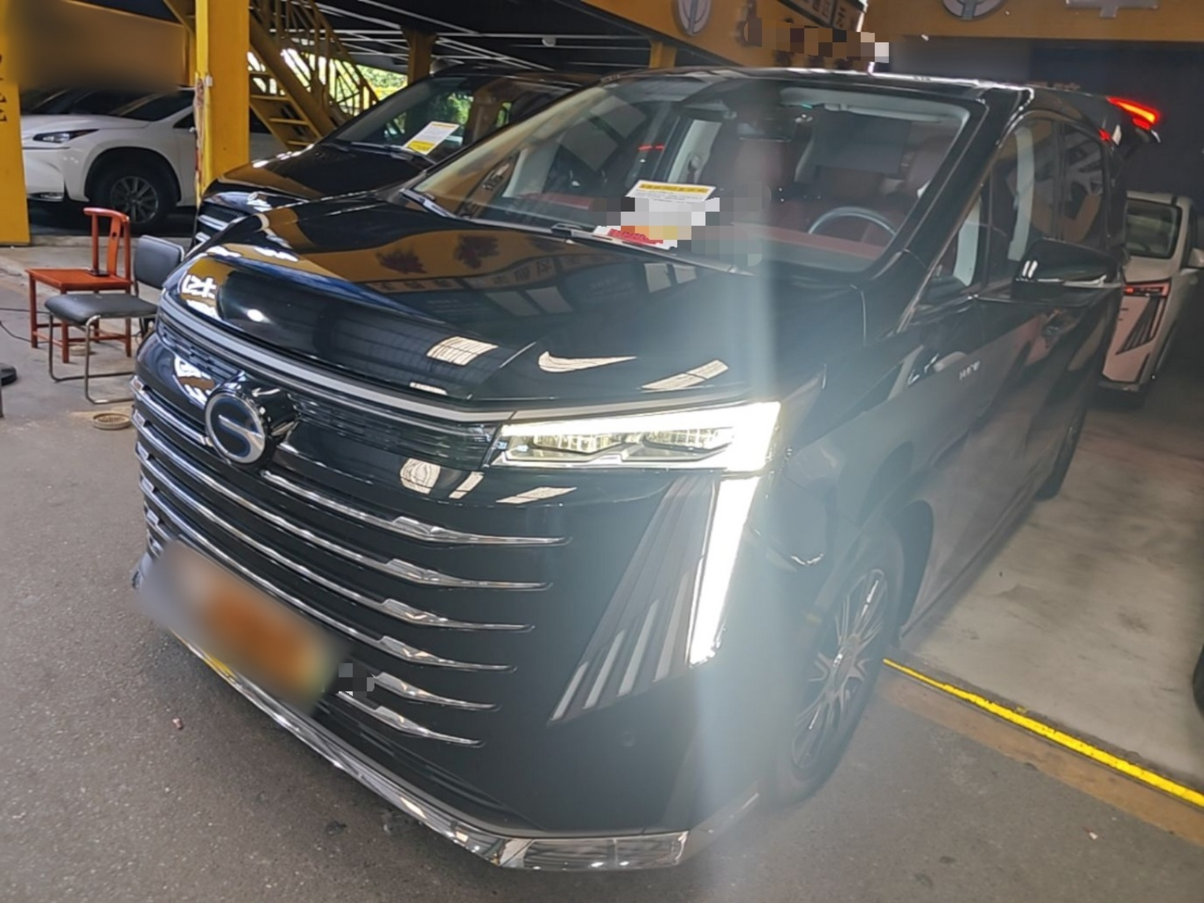 Под передней частью автомобиля