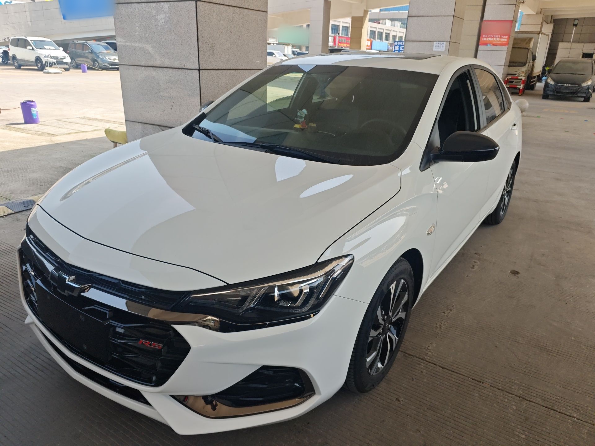 تحت مقدمة السيارة