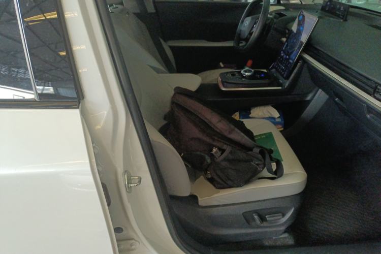 Used Toyota bZ3 2023 616 km Long-Range Premium Right Front Seat