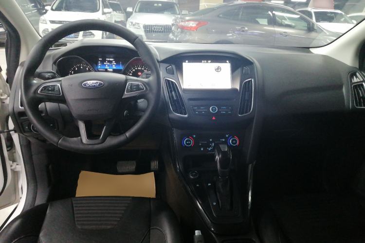 Used Ford Focus 2018 Sedan Classic EcoBoost 180 Automatic Elite Model Center Console