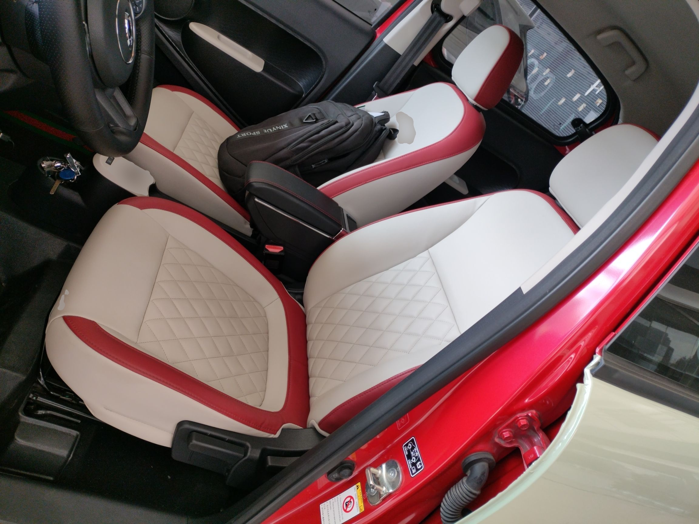 المقاعد الأمامية داخل السيارة