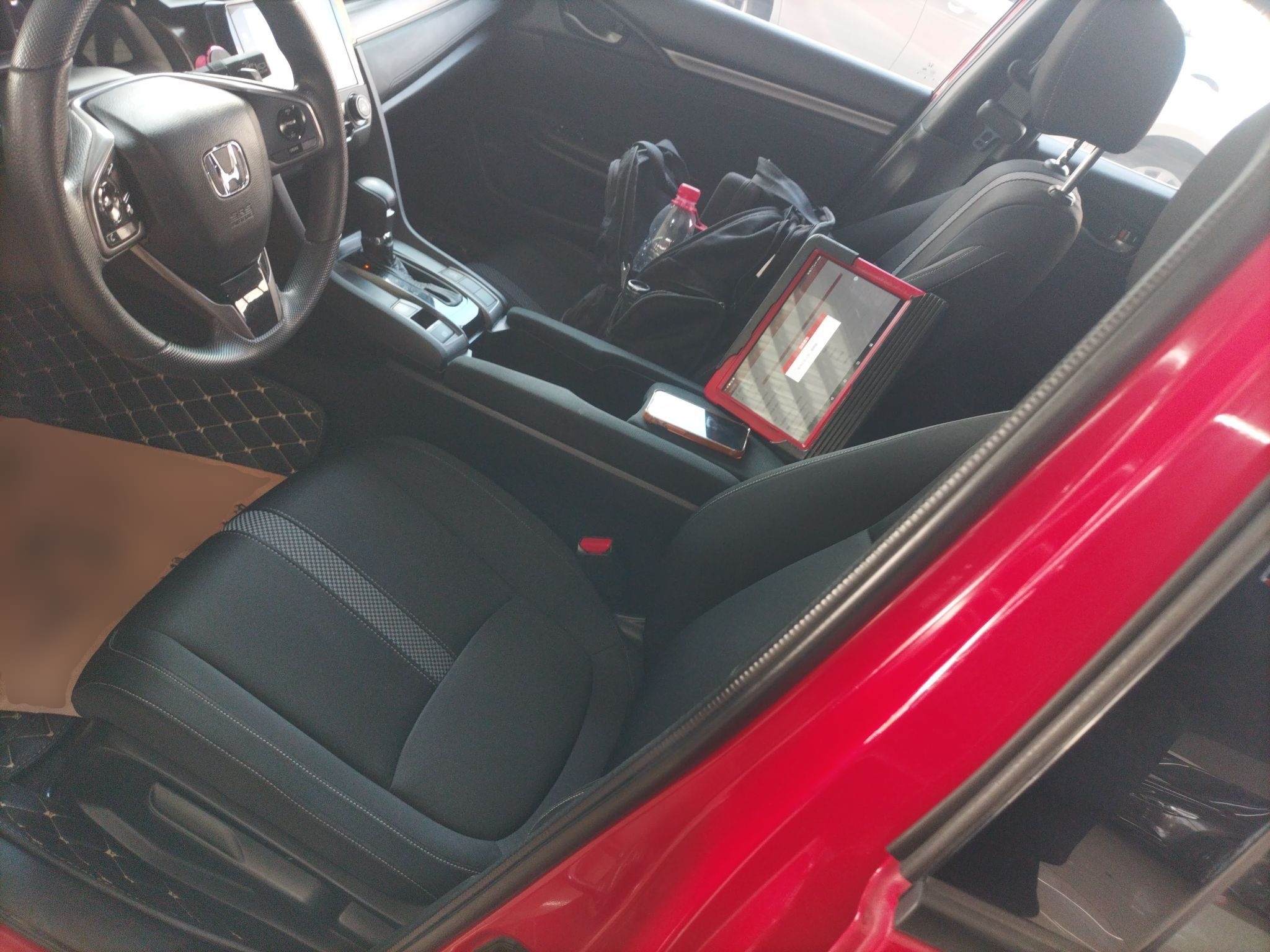 المقاعد الأمامية داخل السيارة