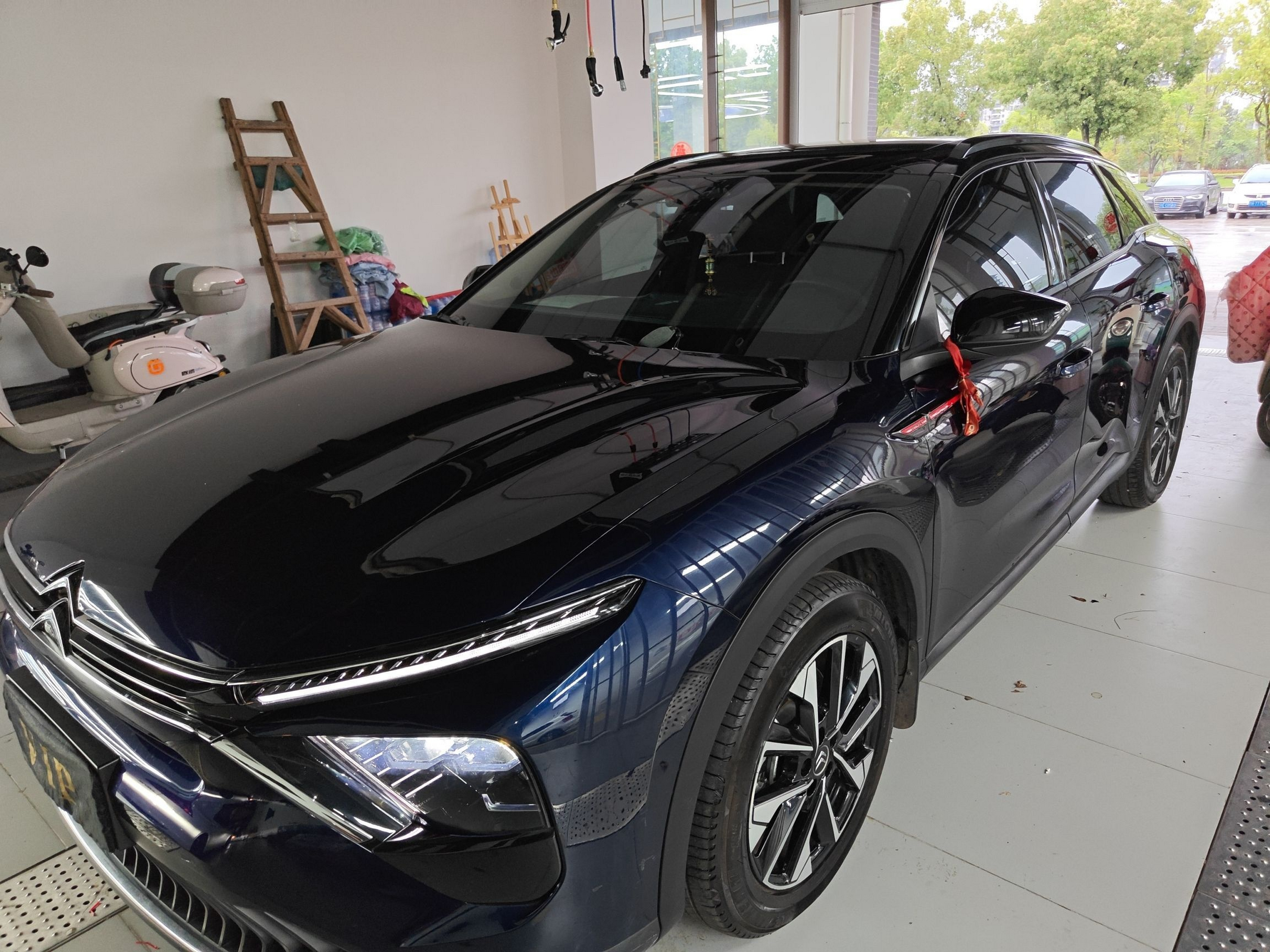 Под передней частью автомобиля