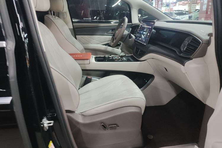 Used Denza D9 2022 DM-i 970 Four-Wheel Drive Prestige Model
