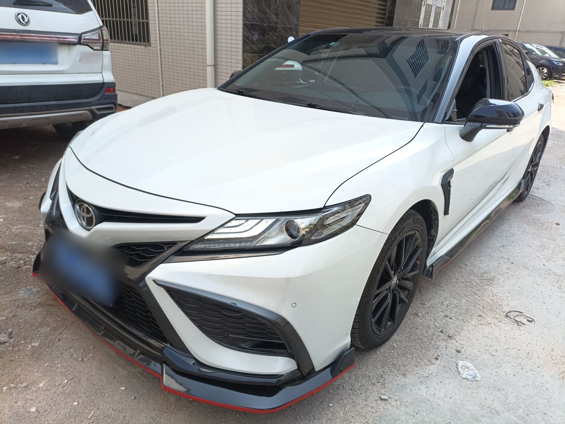 Под передней частью автомобиля