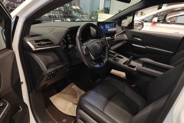 Used Toyota Sienna 2023 2.5L Hybrid Deluxe Edition
