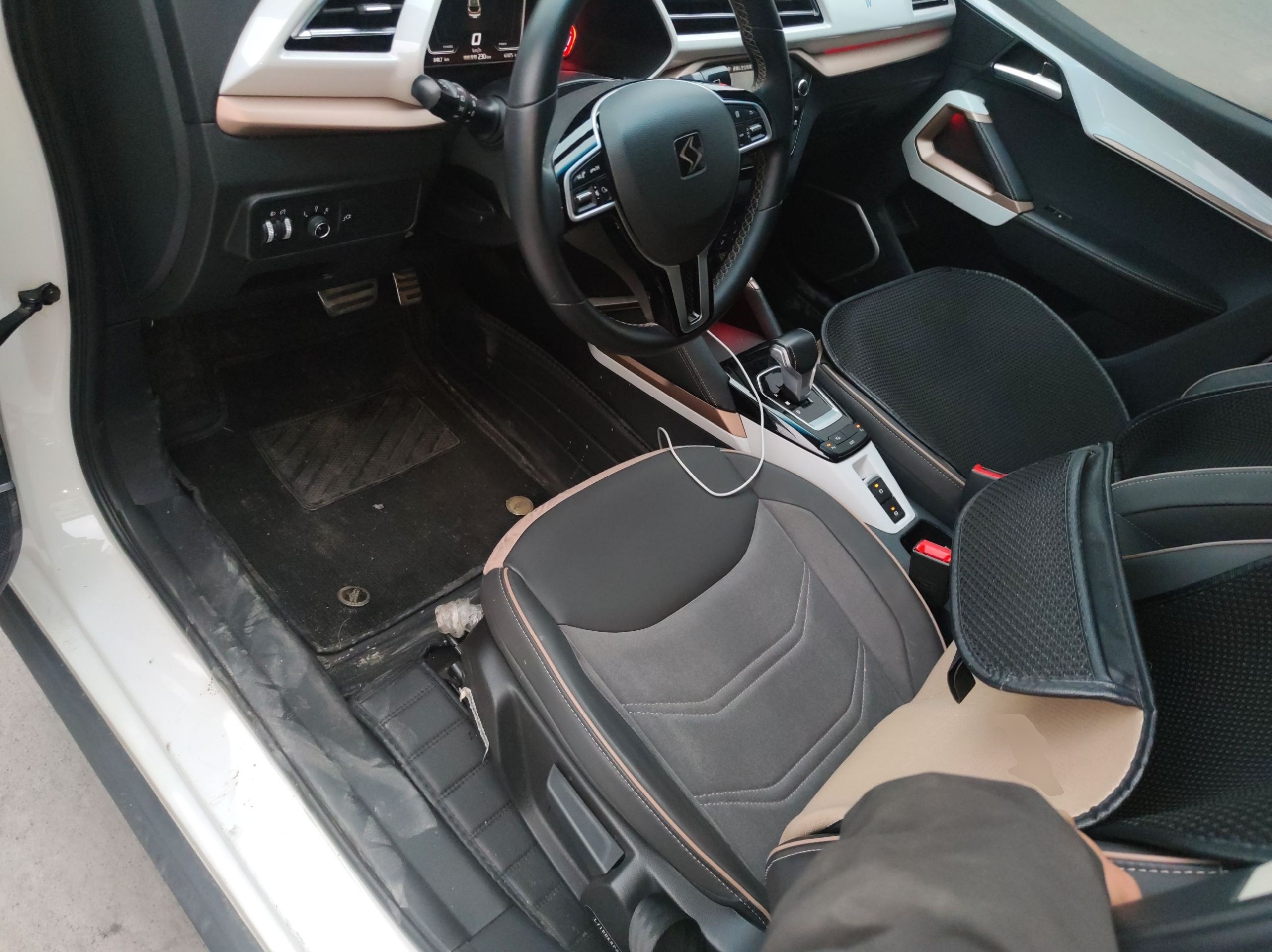 المقاعد الأمامية داخل السيارة