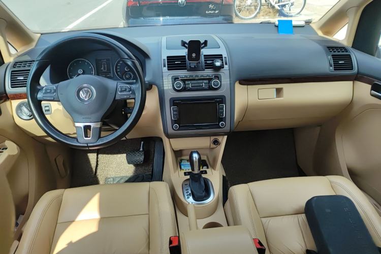 Used Volkswagen Touran 2011 1.4T DSG ZhiZhen Edition 5 Seats Center Console