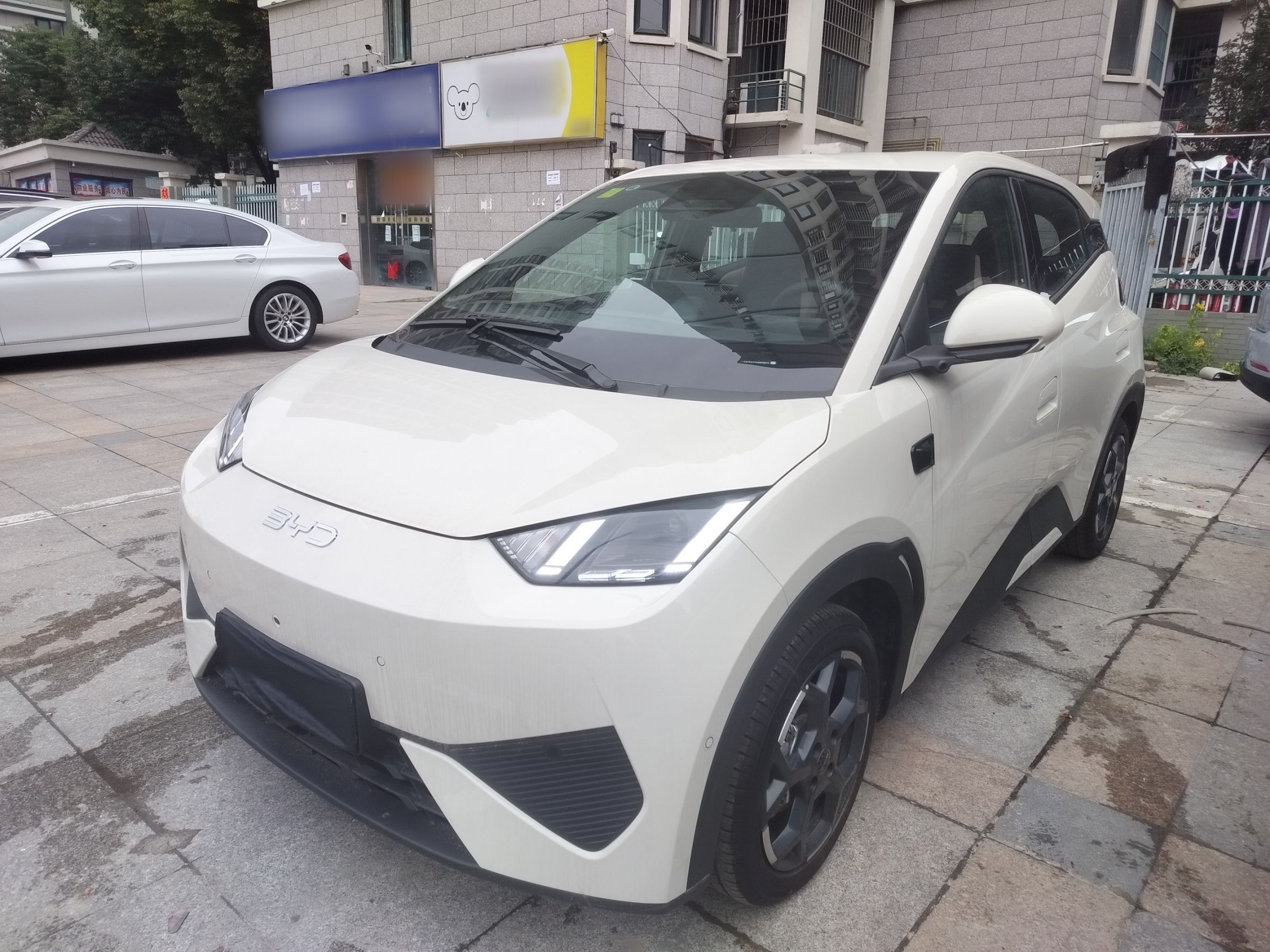 Под передней частью автомобиля