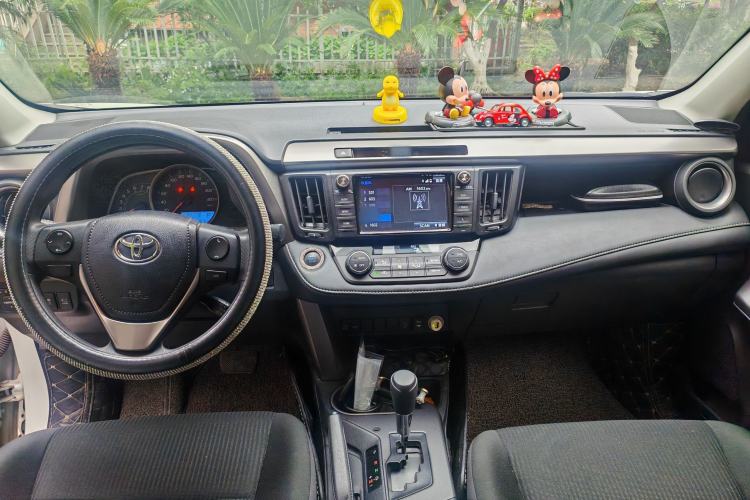 Used Toyota RAV4 2018 2.0L CVT Two-Wheel Drive Fashion X Edition Center Console