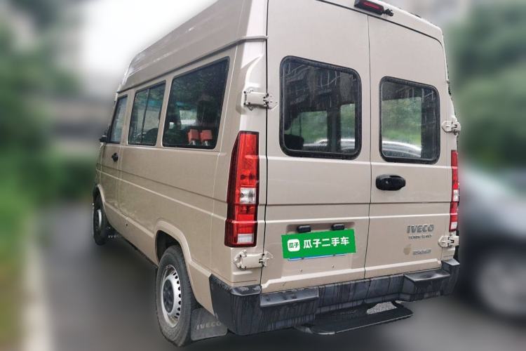 Used Iveco Daily 2023 2.5T A35M1 Short Wheelbase Mid-Height Single-Tire Side-Sliding Door 5–9 Seats