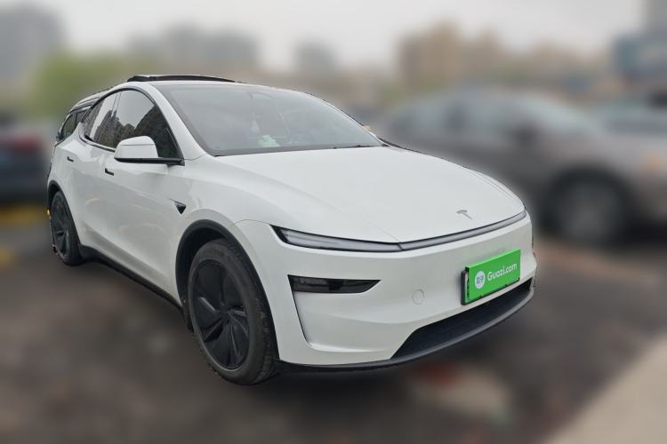 Used Tesla Model Y 2025 Long-Range All-Wheel-Drive Version Front Right 45 Deg