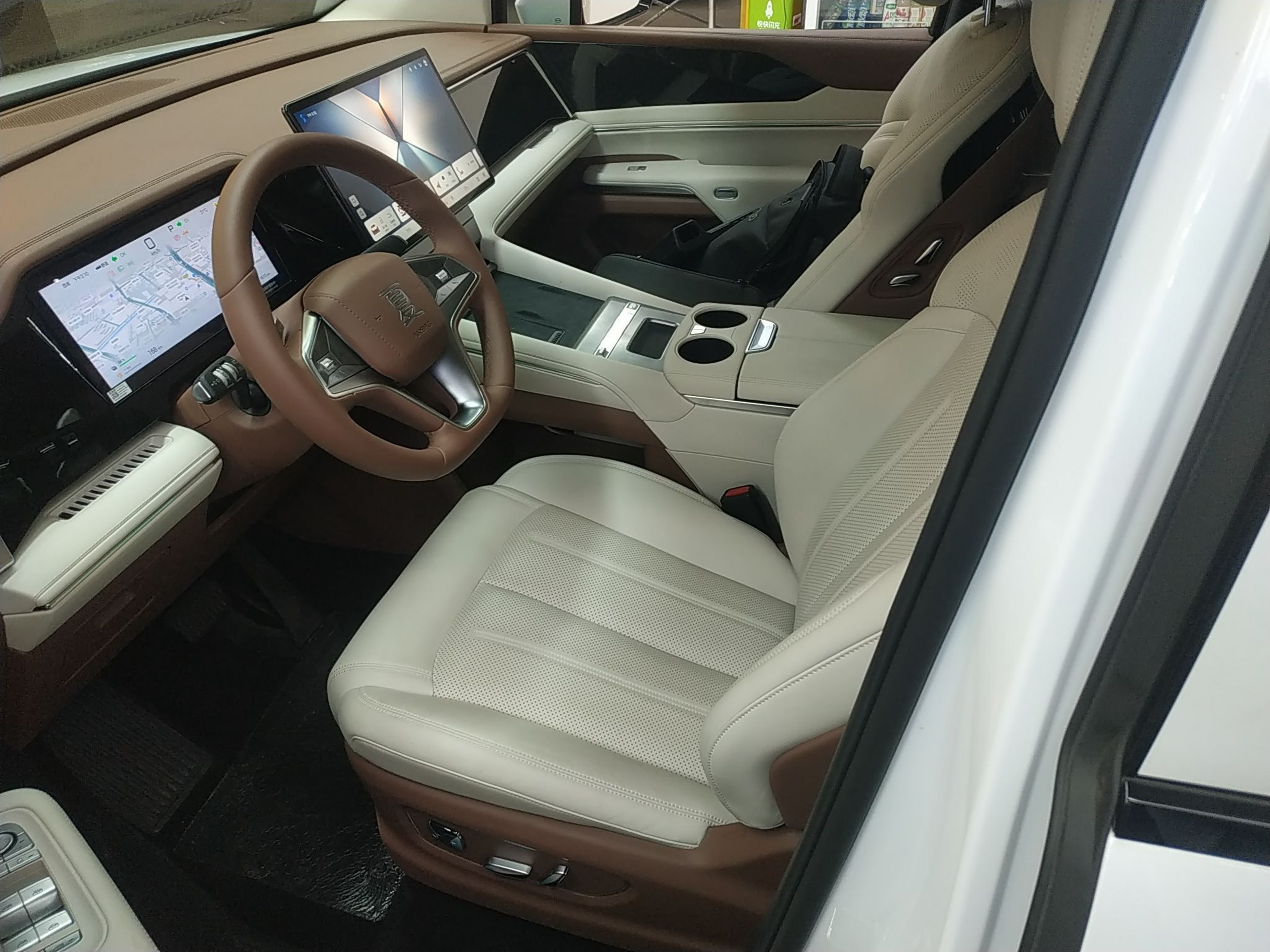 المقاعد الأمامية داخل السيارة