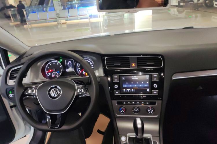 Used Volkswagen Golf 2016 230TSI Automatic Luxury Version Center Console