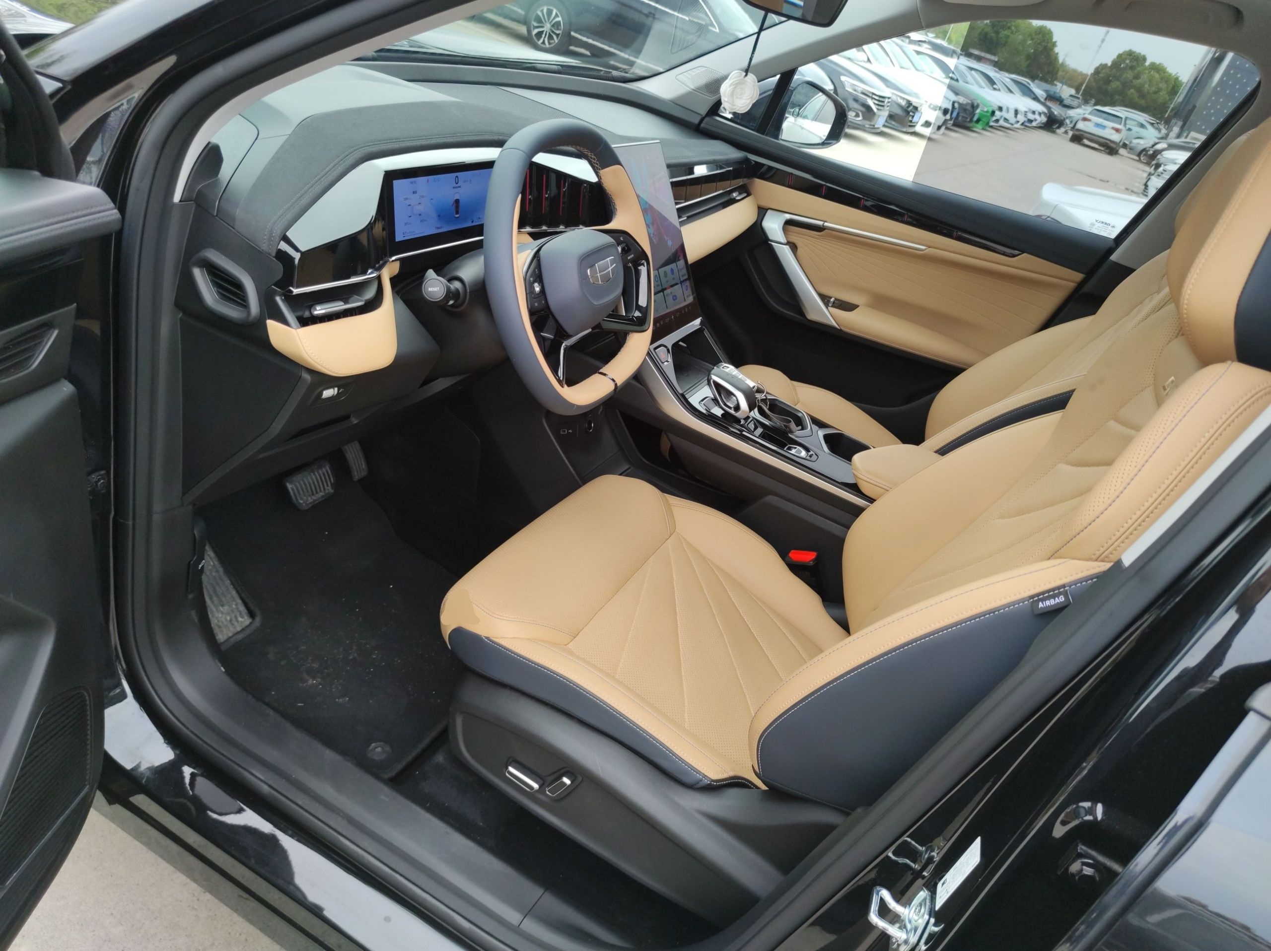 المقاعد الأمامية داخل السيارة