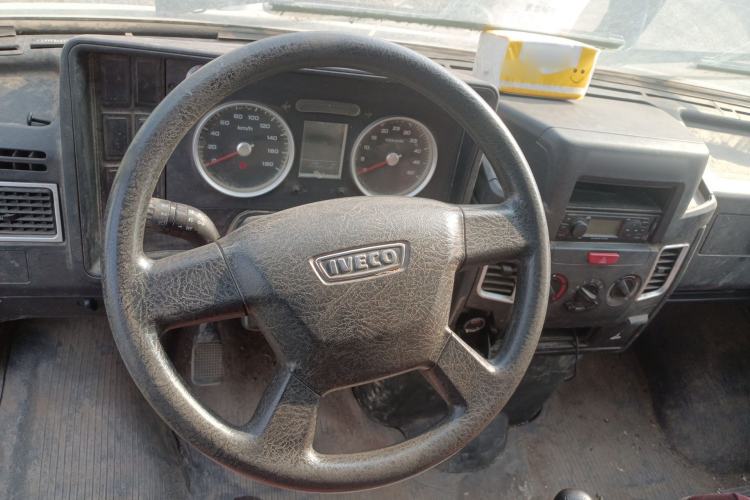 Used Iveco Daily 2020 2.8T V40 Cargo Van with Dual Tires Mid-Roof Design 3 Seats China V Emission Standard
