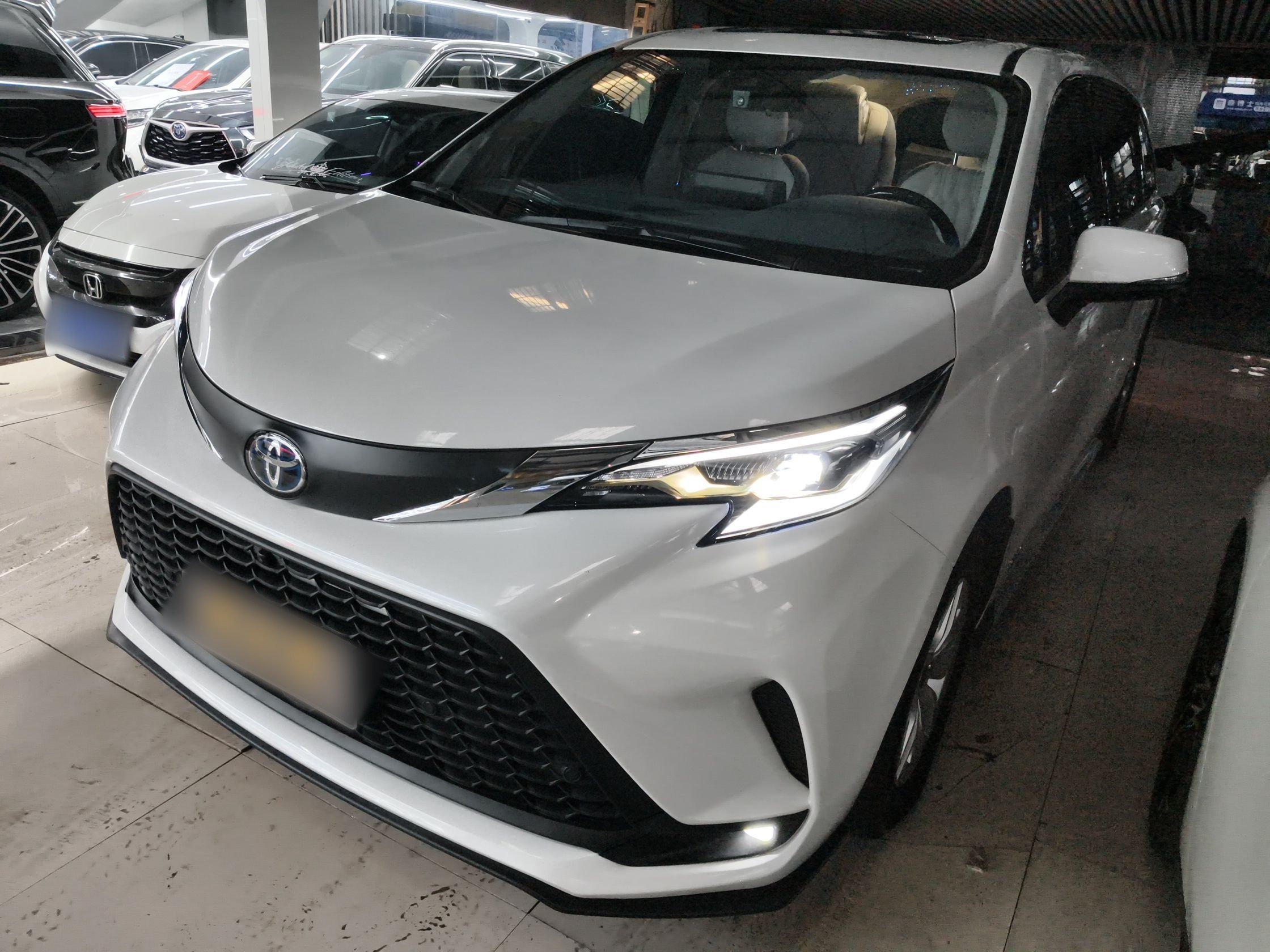 Под передней частью автомобиля