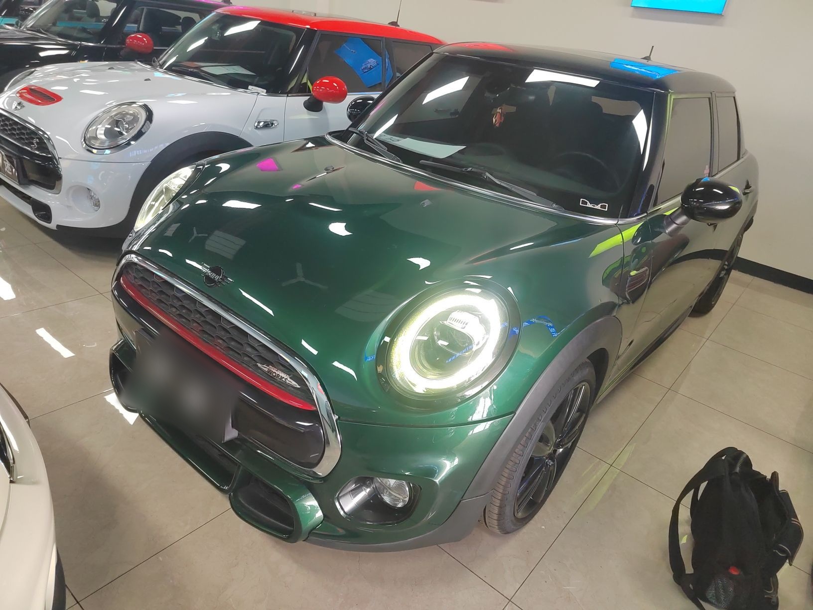 تحت مقدمة السيارة