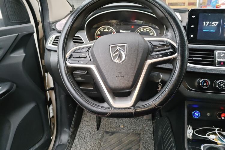 Used Baojun 730 2019 1.5L Manual Fashion Model 7-seater National V Steering Wheel