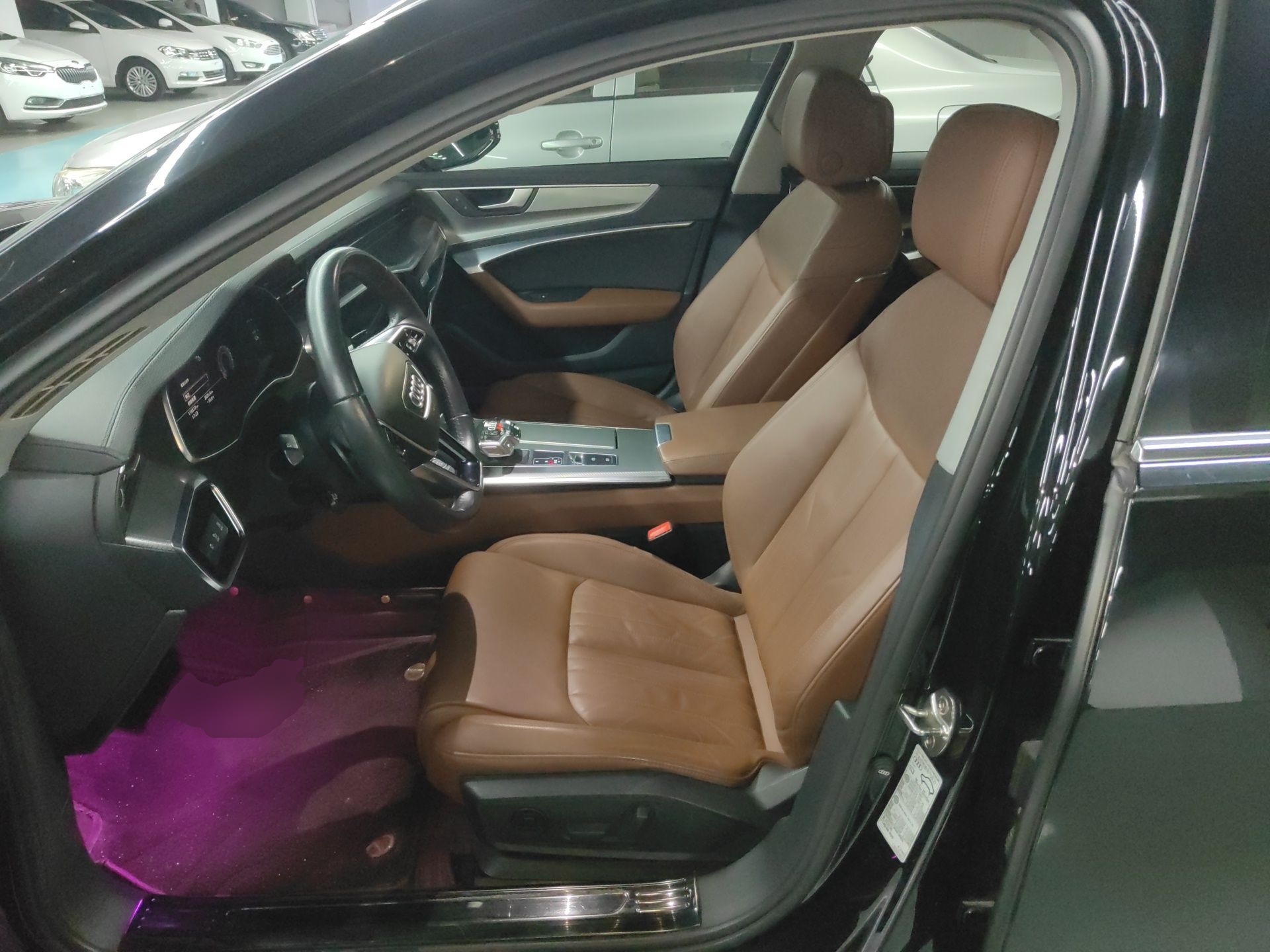 المقاعد الأمامية داخل السيارة