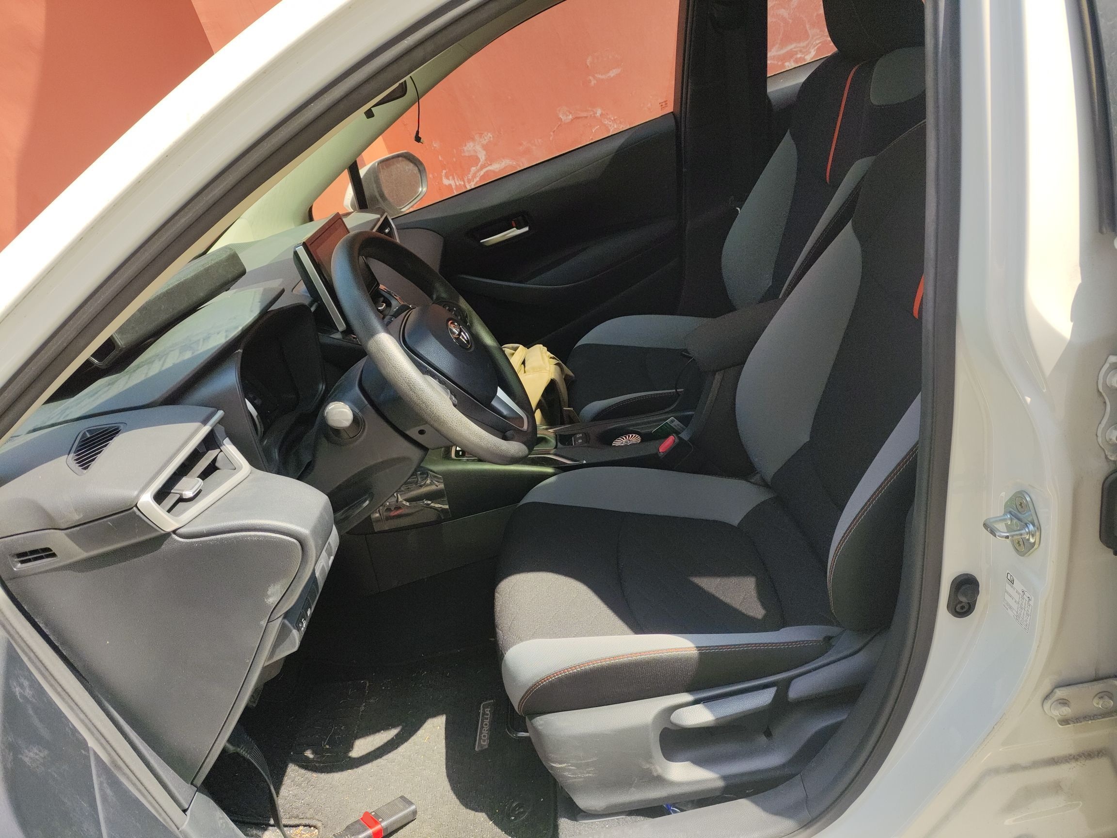 المقاعد الأمامية داخل السيارة