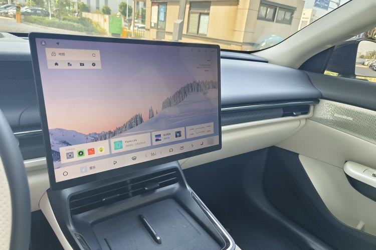 Used Lynk & Co 07 2024 EM-P 126 Long-Range Halo Interior 9