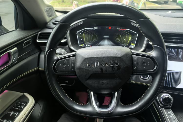 Used Lynk & Co 05 2020 2.0TD Two-Wheel Drive Shine Halo Steering Wheel
