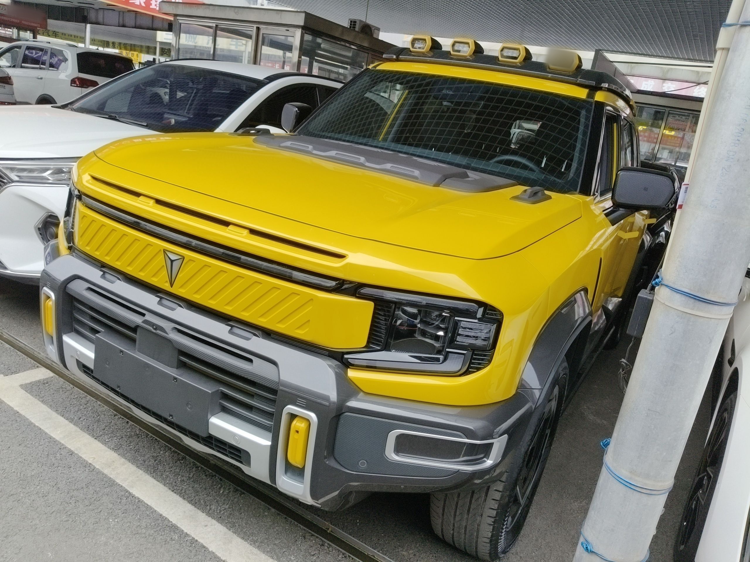 تحت مقدمة السيارة