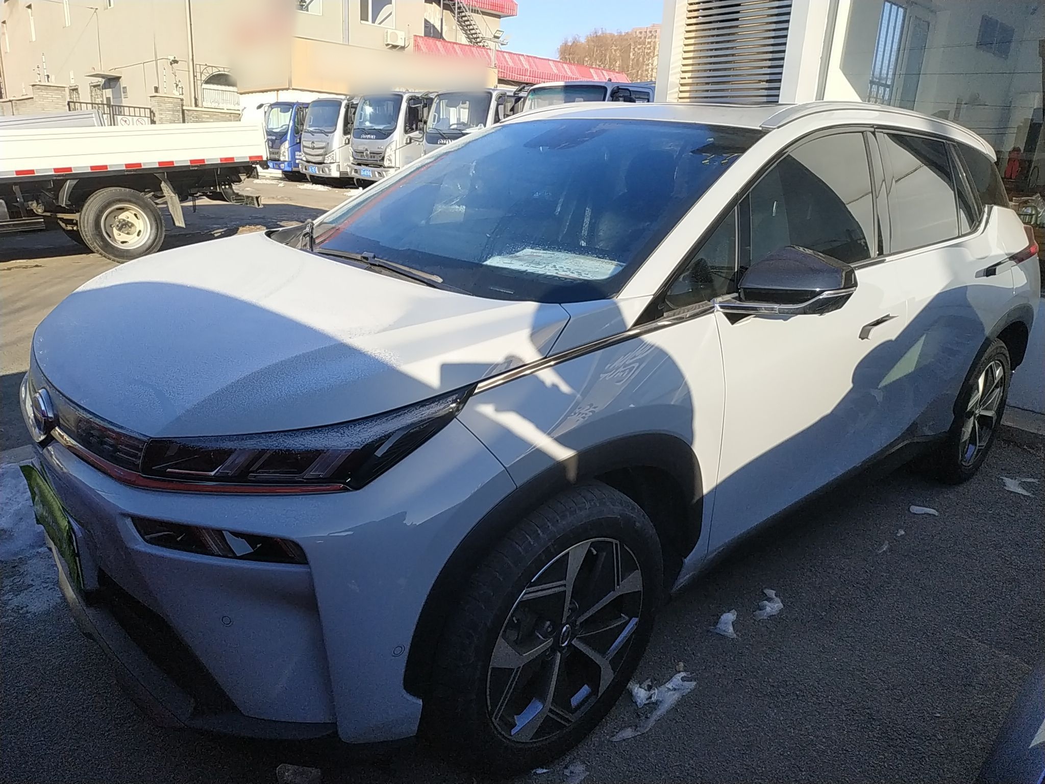 تحت مقدمة السيارة