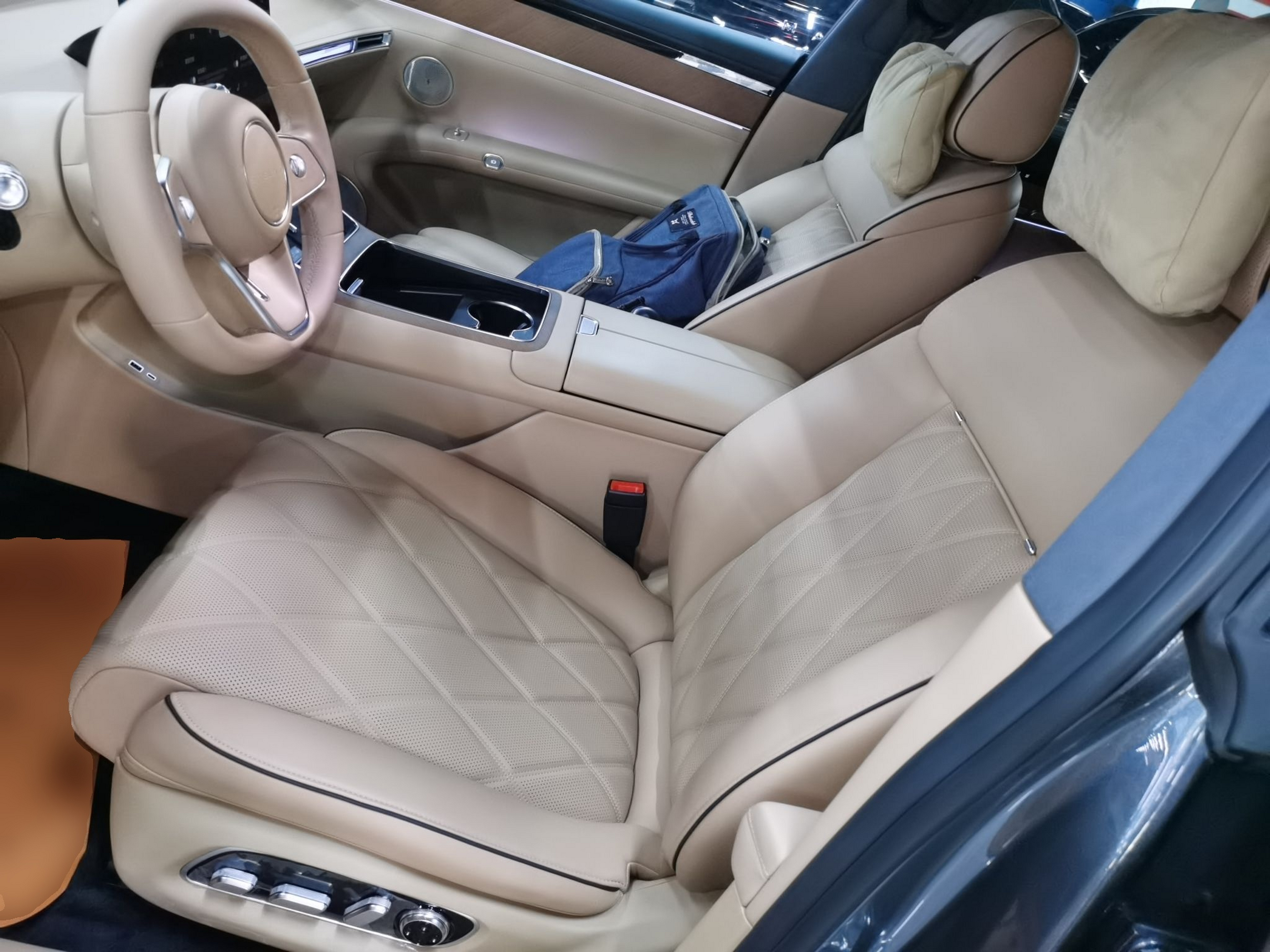 Переднее сиденье в автомобиле