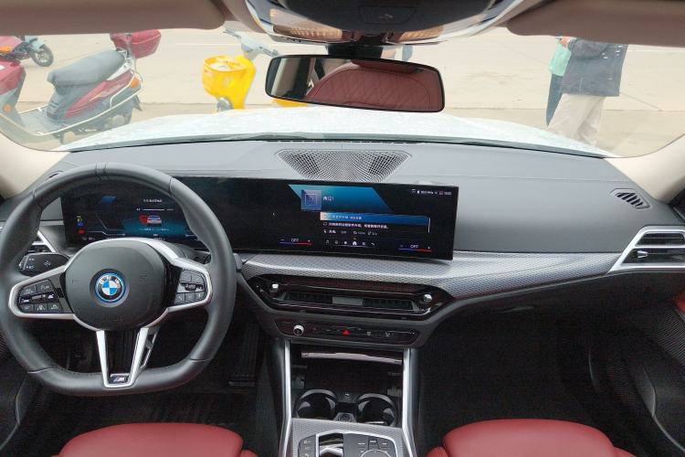 Used BMW i3 2025 eDrive 40 L Midnight Edition Center Console