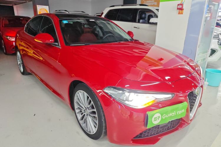 Used Alfa Romeo Giulia 2017 2.0T 200HP Luxury Edition Front Right 45 Deg