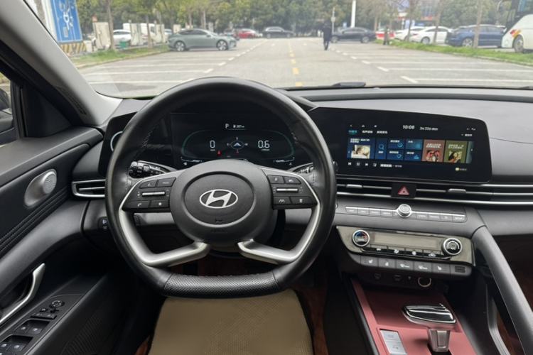 Used Hyundai Elantra 2023 1.5L CVT LUX Prestige Edition Interior 6