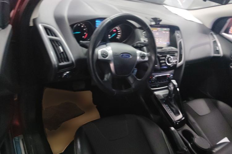 Used Ford Focus 2012 Sedan 1.6L Automatic Fashion Edition Center Console