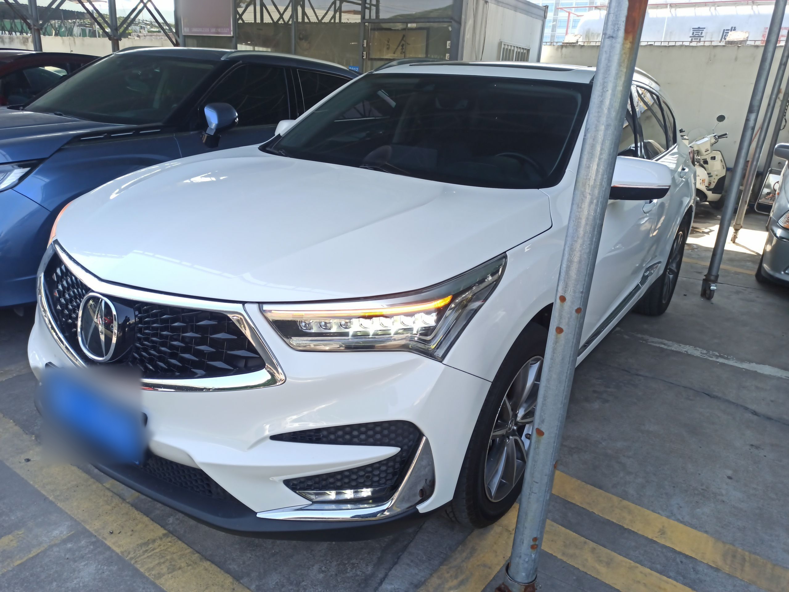 تحت مقدمة السيارة