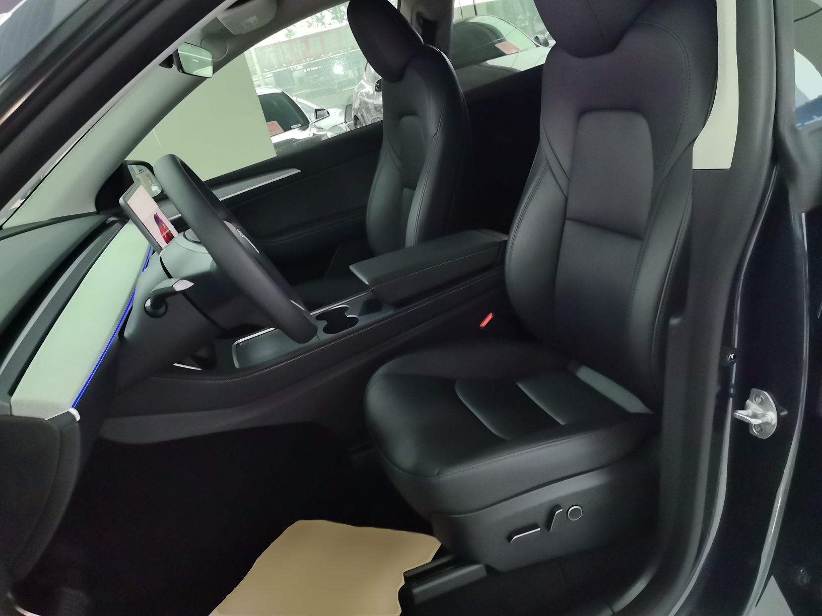 المقاعد الأمامية داخل السيارة