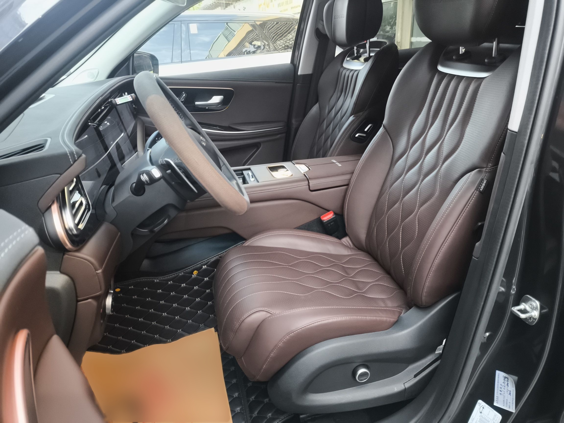 المقاعد الأمامية داخل السيارة