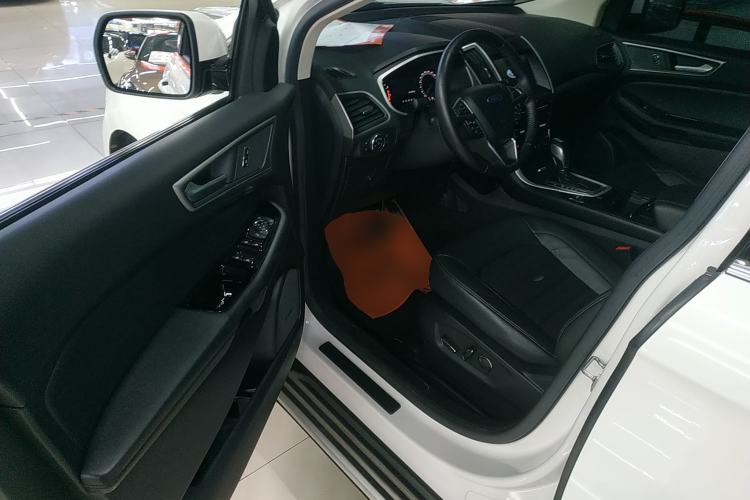 Used Ford Edge 2018 EcoBoost 245 Two-Wheel-Drive Platinum Edition 5 Seats
