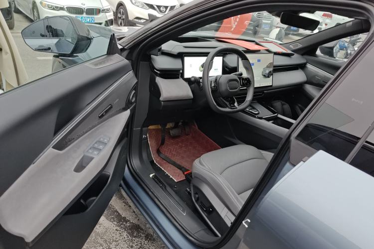 Used Lynk & Co 08 EM-P 2025 220 km All-Wheel-Drive Performance Halo Interior 2