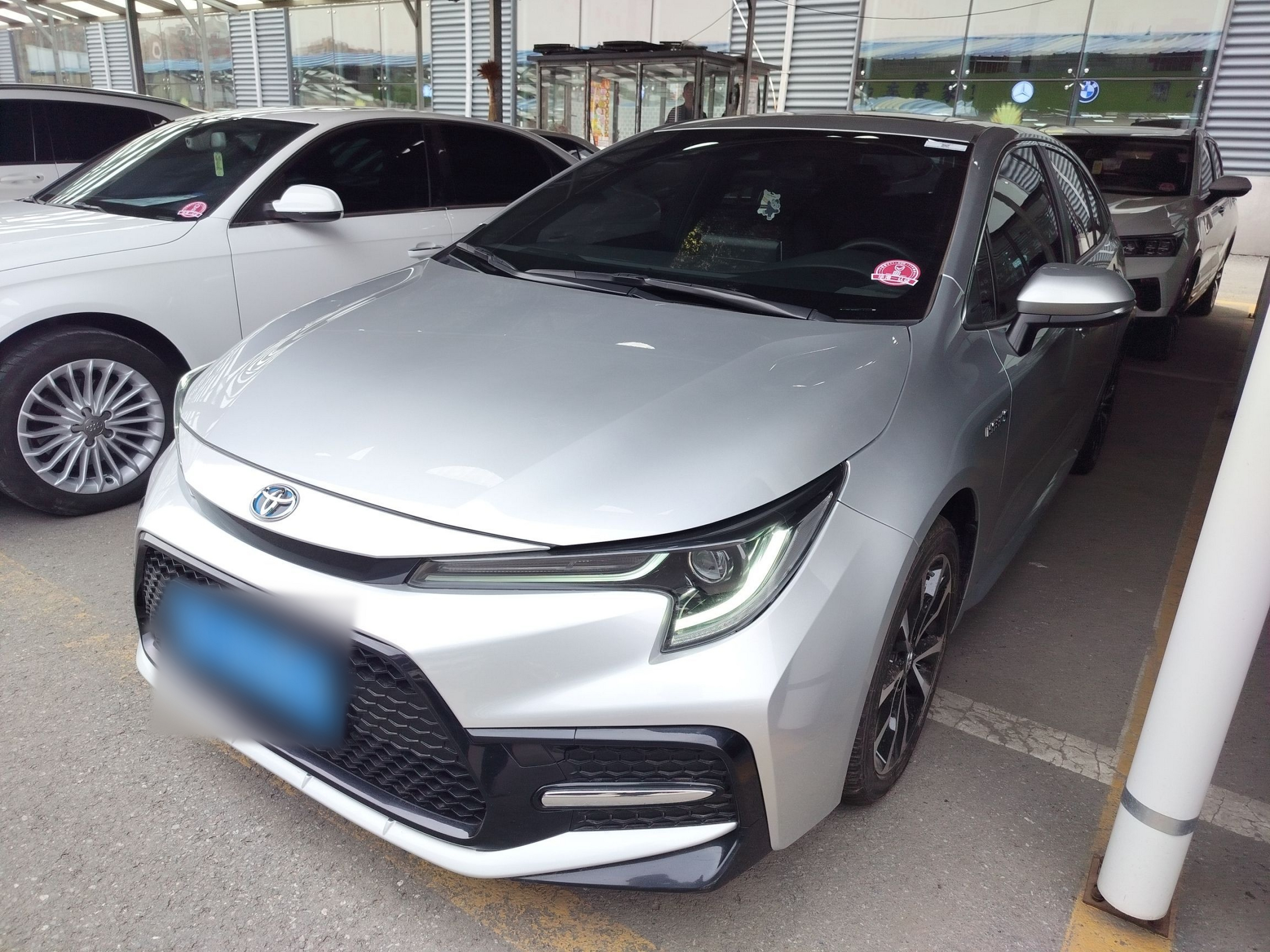 Под передней частью автомобиля