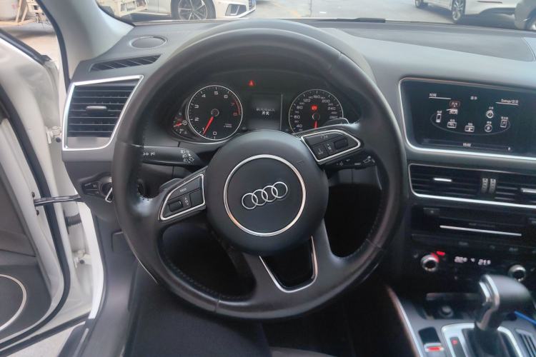 Used Audi Q5 2016 40 TFSI Comfort Model Steering Wheel