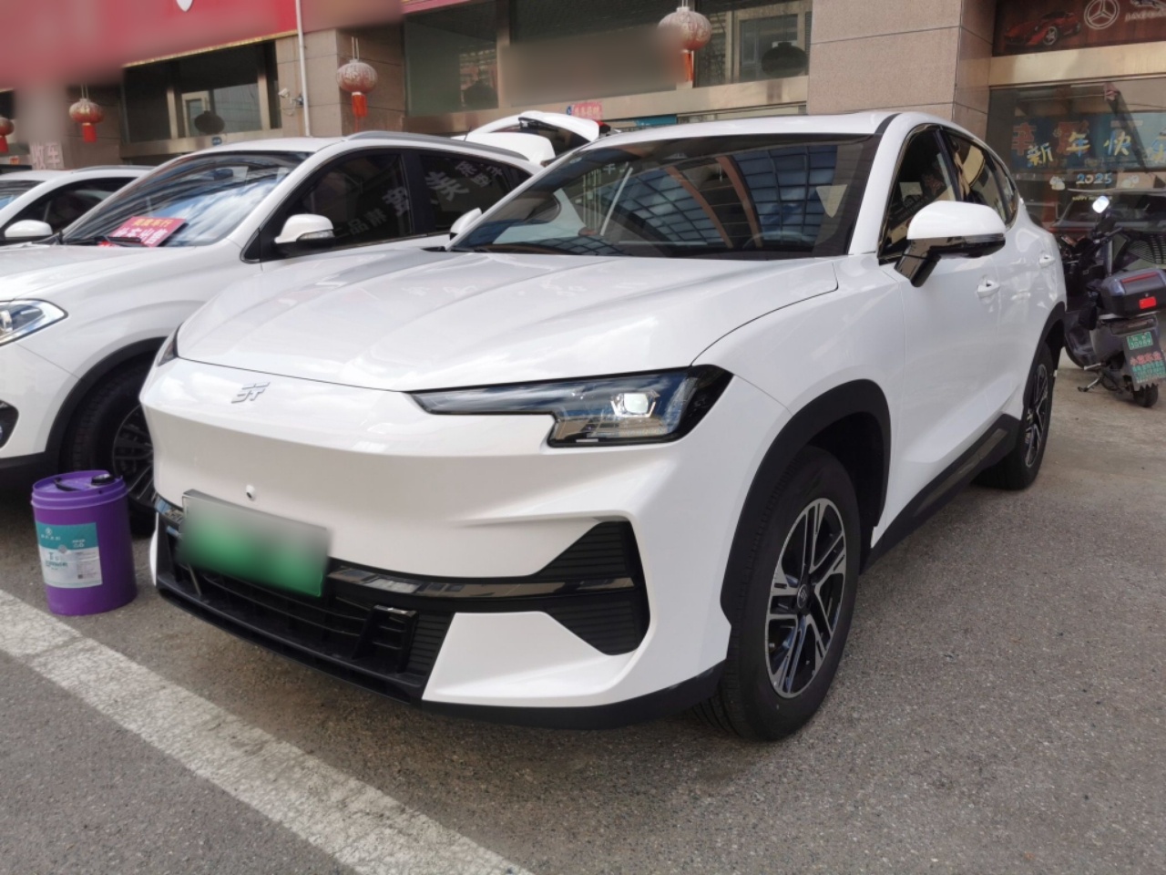 Под передней частью автомобиля