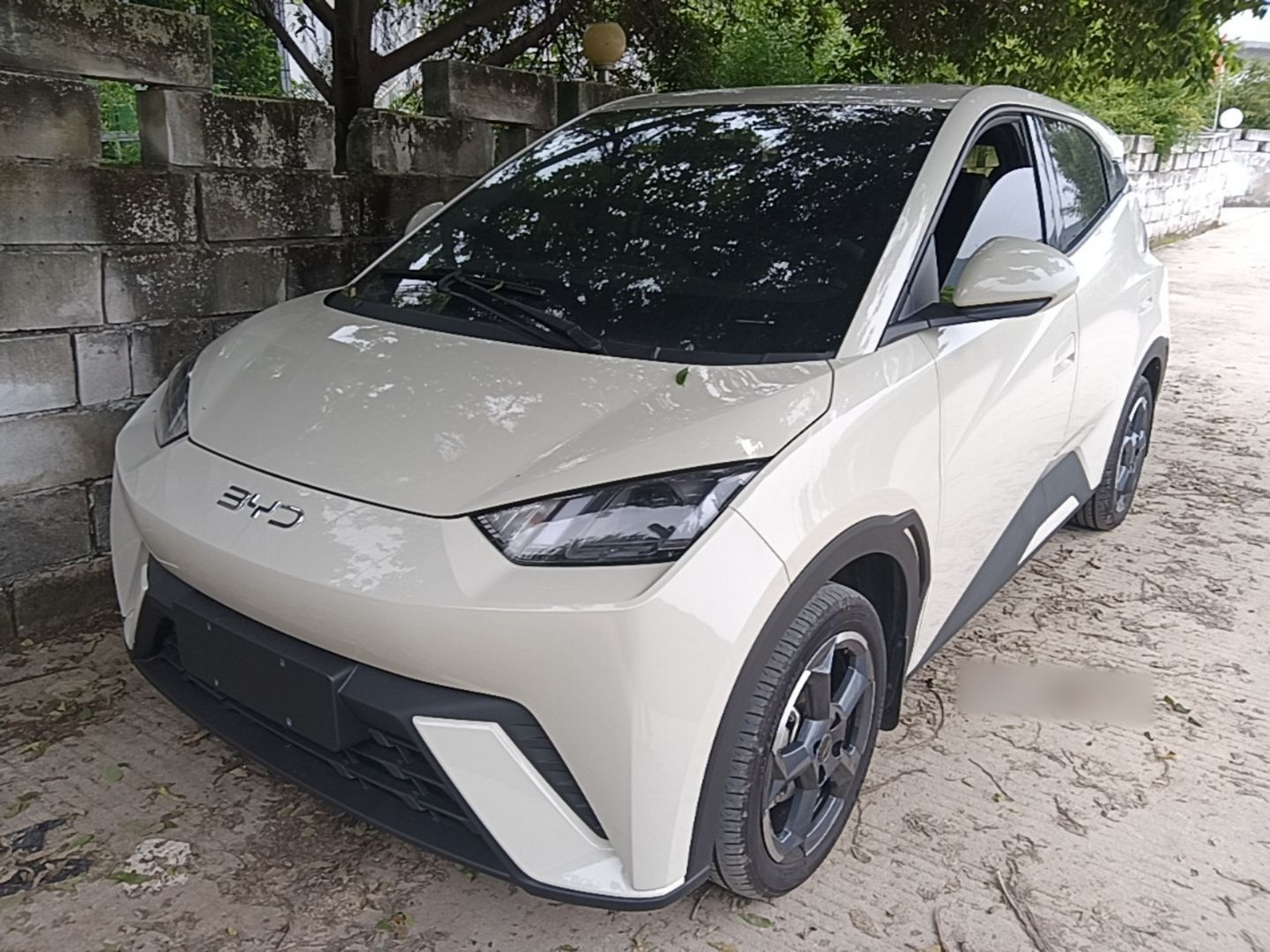 Под передней частью автомобиля