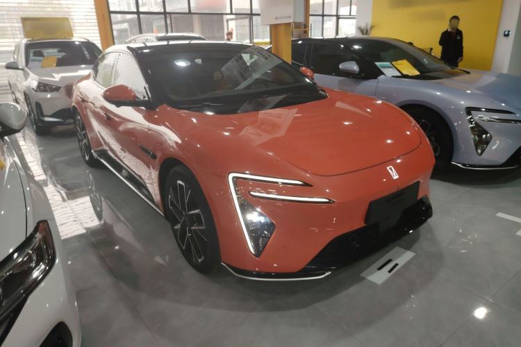 Used Avatr 06 2025 Pro Range-Extended Edition Front Right 45 Deg