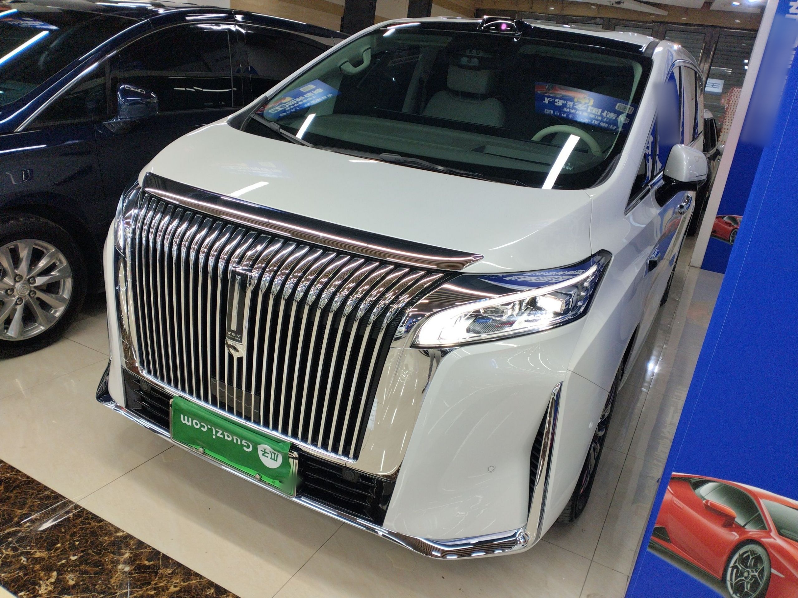 تحت مقدمة السيارة