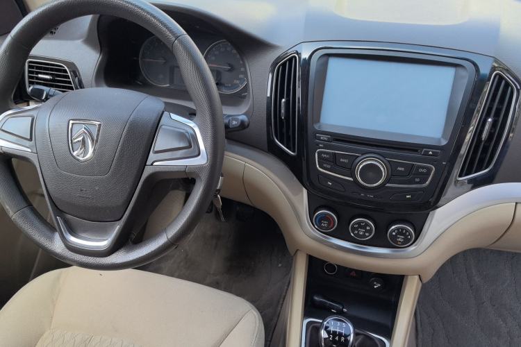 Used Baojun 730 2014 1.5L manual standard trim 7 seats Center Console