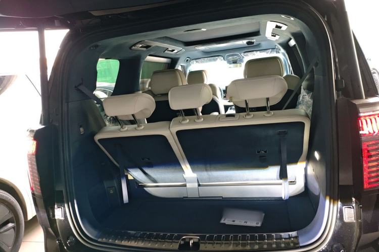 Used Zeekr 009 2024 7-Seater Walk-Through Version Four-Wheel Drive 108 kWh Trunk