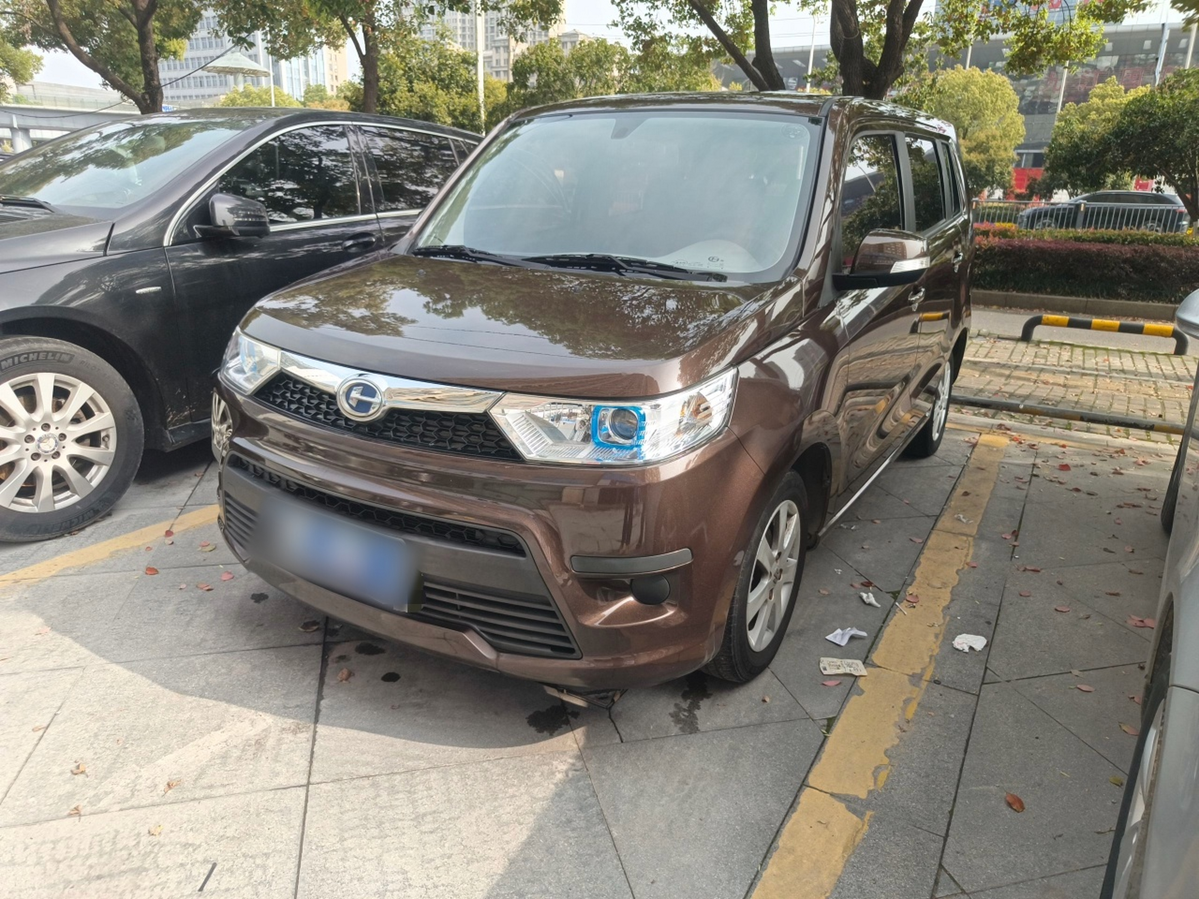 Под передней частью автомобиля
